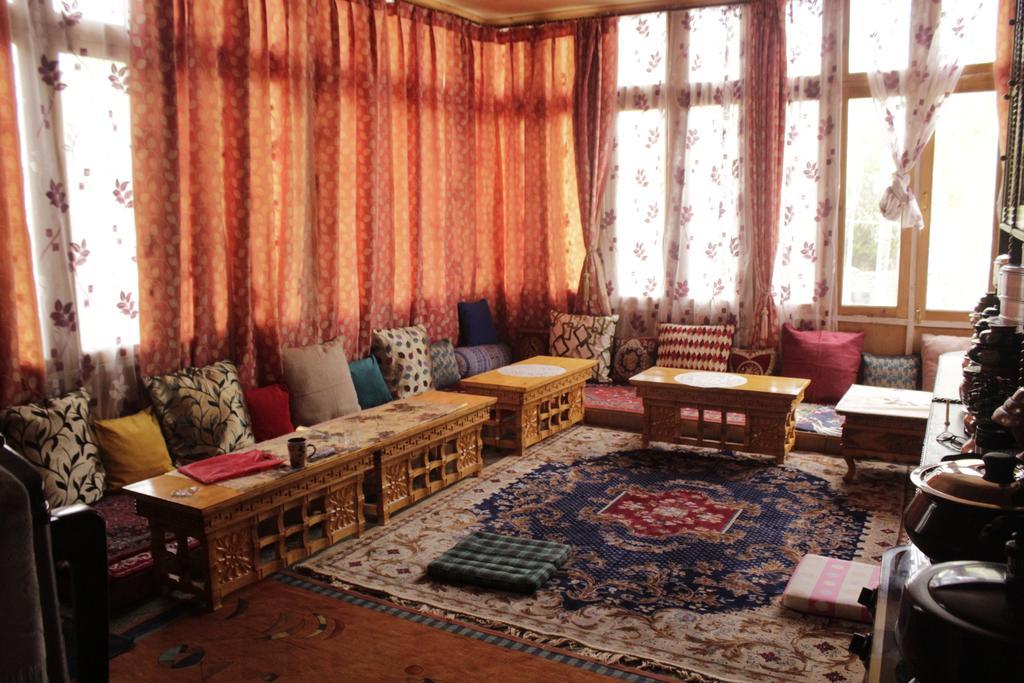 Tsetan Guest House Leh Buitenkant foto